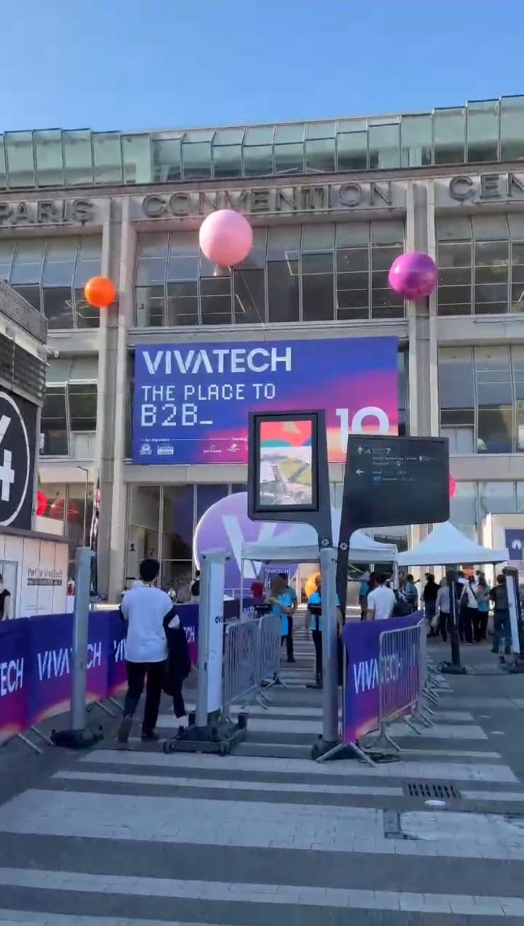 VERSION Watches stand VivaTech 2026, montre Swiss Made V01-LCC